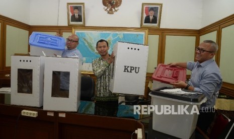 Ketua KPU Arief Budiman (kanan), bersama anggota KPU Pramono Ubaid Tanthowi (tengah), dan Ilham Saputra (kiri) menunjukkan contoh alternatif bentuk kotak suara transparan terbuat dari kertas karton dan Box plastik akan digunakan dalam Pilkada serentak 2018 dan Pemilu 2019 di kantor KPU, Jakarta, Senin (7/8).