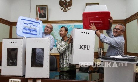 Ketua KPU Arief Budiman (kanan) bersama Dua komisioner Ilham Saputra (kiri) dan Pramono Ubaid Thantowi (tengah), saat menunjukkan contoh alternatif bentuk kotak suara transparan.