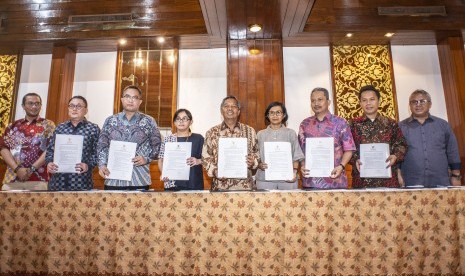 Ketua KPU Arief Budiman (kanan) bersama Komisioner KPU Hasyim Asy'ari (kiri) berfoto bersama para panelis debat kedua capres, Sabtu (9/2).