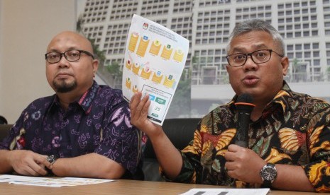 Ketua KPU Arief Budiman (kanan) bersama Komisioner KPU Ilham Saputra (kiri) 