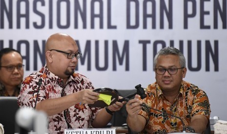 Ketua KPU Arief Budiman (kanan) bersama Komisioner KPU Ilham Saputra (kiri) saat memimpin Rapat Pleno Rekapitulasi Hasil Penghitungan dan Perolehan Suara Tingkat Nasional Dalam Negeri dan Penetapan Hasil Pemilu 2019 di Jakarta, Sabtu (18/5/2019). 