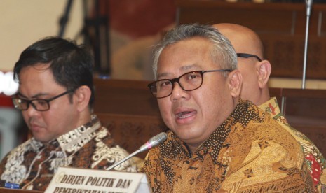 Ketua KPU Arief Budiman (kanan) bersama komisioner KPU Viryan dan Ilham Saputra melakukan Rapat Dengar Pendapat (RDP) dengan Komisi II DPR RI di Kantor Parlemen Senayan, Jakarta, Rabu (13/3/2019). 