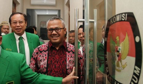 Ketua KPU, Arief Budiman (kanan) menerima sejumlah kader PPP yang dipimpin Djan Faridz (kiri), di gedung Komisi Pemilihan Umum (KPU) Pusat, Jakarta, Senin (9/10).