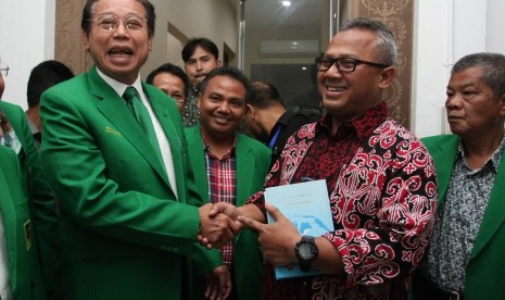 Ketua KPU, Arief Budiman (kanan) menerima sejumlah kader PPP yang dipimpin Djan Faridz (kiri), di gedung Komisi Pemilihan Umum (KPU) Pusat, Jakarta, Senin (9/10). 