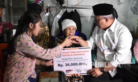 Penyeragan santunan kepada keluarga almarhum petugas KPPS yang wafat (ilustrasi) 