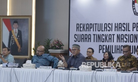 Ketua KPU Arief Budiman (kedua kanan) bersama Komisioner KPU Pramono Ubaid Tanthowi (kiri), Ilham Saputra (kedua kiri), Hasyim Asy'ari (kanan) menghadiri Rapat Pleno Rekapitulasi Hasil Penghitungan dan Perolehan Suara Tingkat Nasional Dalam Negeri dan Penetapan Hasil Pemilu 2019 di kantor KPU, Jakarta, Jumat (17/5/2019). 