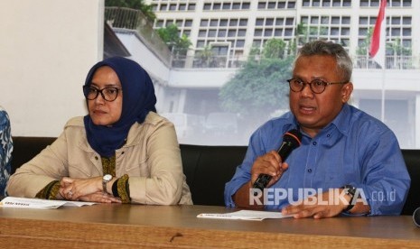 Ketua KPU Arief Budiman (kedua kanan) didampingi Anggota KPU Hasyim Asyari (kiri), Evi Novida Ginting Manik (kedua kiri), dan Pramono Ubaid Tanthowi (kanan) menunjukkan kertas yang berisi siaran pers terkait penandatanganan Naskah Perjanjian Hibah Daerah (NPHD) di Gedung KPU, Jakarta, Senin (7/10/2019). 