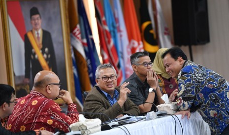 Ketua KPU Arief Budiman (kedua kiri) berbincang dengan Ketua Bawaslu Abhan (kanan) disaksikan para Komisioner KPU Ilham Syahputra (kiri) dan Wahyu Setiawan (kedua kanan) di sela Rapat Pleno Rekapitulasi Hasil Penghitungan dan Perolehan Suara Tingkat Nasional Dalam Negeri dan Penetapan Hasil Pemilu 2019 di kantor KPU, Jakarta, Senin (13/5/2019). 