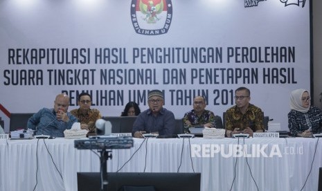 Ketua KPU Arief Budiman (kedua kiri) bersama Komisioner KPU Ilham Saputra (kirii), Hasyim Asy'ari (kedua kanan), Evi Novida Ginting Manik (kanan) menghadiri Rapat Pleno Rekapitulasi Hasil Penghitungan dan Perolehan Suara Tingkat Nasional Dalam Negeri dan Penetapan Hasil Pemilu 2019 di kantor KPU, Jakarta, Jumat (17/5/2019).