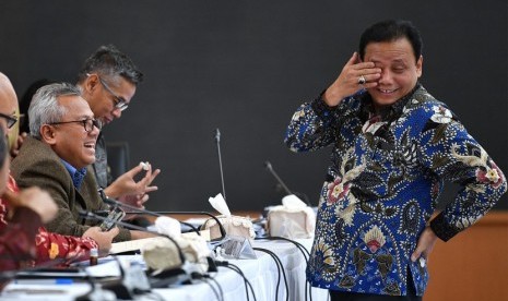 Ketua KPU Arief Budiman (kiri) berbincang dengan Ketua Bawaslu Abhan (kanan) disaksikan Komisioner KPU Wahyu Setiawan (kedua kiri) di sela Rapat Pleno Rekapitulasi Hasil Penghitungan dan Perolehan Suara Tingkat Nasional Dalam Negeri dan Penetapan Hasil Pemilu 2019 di kantor KPU, Jakarta, Senin (13/5/2019).