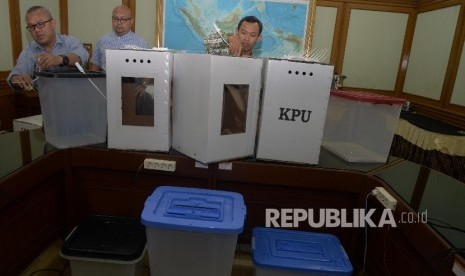 Ketua KPU Arief Budiman (kiri), bersama anggota KPU Pramono Ubaid Tanthowi (kanan), dan Ilham Saputra (tengah) menunjukkan contoh alternatif bentuk kotak suara transparan terbuat dari kertas karton dan Box plastik akan digunakan dalam Pilkada serentak 2018 dan Pemilu 2019 di kantor KPU, Jakarta, Senin (7/8).