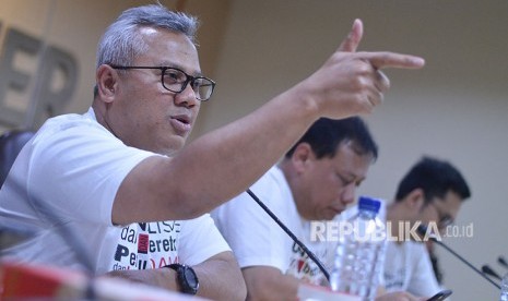 Ketua KPU Arief Budiman (kiri) 