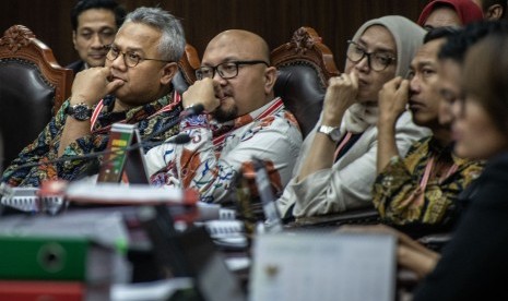 Ketua KPU Arief Budiman (kiri) bersama komisioner KPU lainnya selaku pihak termohon mengikuti sidang Perselisihan Hasil Pemilihan Umum (PHPU) presiden dan wakil presiden di Gedung Mahkamah Konstitusi, Jakarta, Jumat (21/6/2019).