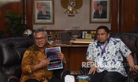 Ketua KPU Arief Budiman (kiri) 