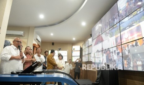 Ketua KPU Arief Budiman (kiri) melakukan telewicara dengan KPUD saat peluncuran Sistem Informasi Data Pemilih (Sidalih) di Gedung KPU, Jakarta, Selasa (11/7). 