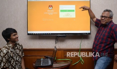 Ketua KPU Arief Budiman memaparkan tata cara penggunaan Sistem Informasi Partai Politik (SIPOL) kepada wartawan di Kantor KPU Pusat, Jakarta, Jumat (6/10).