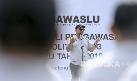 Ketua KPU Arief Budiman memberikan arahan kepada peserta apel patroli pengawasan anti politik uang Pemilu 2019 di Lapangan Banteng, Jakarta, Jumat (12/4/2019). 