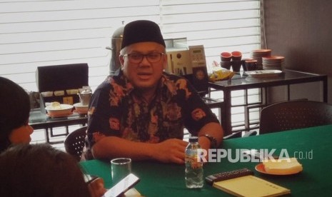 Ketua KPU, Arief Budiman, memberikan keterangan kepada wartawan di Hotel Borobudur, Gambir, Jakarta Pusat, Jumat (20/7). Arief menegaskan, setelah 20 September, parpol tidak bisa mengganti caleg yang terbukti mantan koruptor. 