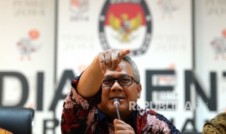  Ketua KPU Arief Budiman memberikan paparan saat konferensi pers di Media Center KPU, Jakarta, Senin (2/10). 