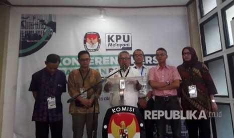 Ketua KPU, Arief Budiman, memberikan penjelasan terkait hasil evaluasi proses pendaftaran calon peserta Pemilu 2019 di Kantor KPU, Menteng, Jakarta Pusat, Selasa (17/10). Pendaftaran calon peserta Pemilu 2019 telah resmi ditutup pada Senin (16/10) pukul 24.00 WIB. 