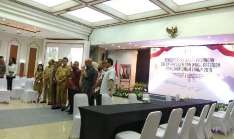 Ketua KPU, Arief Budiman mendampingi Mendagri, Tjahjo Kumolo, memeriksa kesiapan lokasi dan teknis pendaftaran capres-cawapres Pemilu 2019, Senin (6/8). KPU memperbolehkan berkas pendaftaran capres-cawapres dikonsultasikan terlebih dulu sebelum resmi diserahkan.