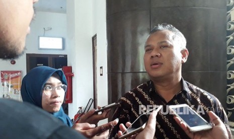 Ketua KPU, Arief Budiman, mengkonfirmasi pertanyaan wartawan seputar laporan sejumlah parpol terkait dugaan pelanggaran administrasi pendaftaran calon peserta Pemilu 2019 di Kantor KPU, Menteng, Jaakrta Pusat, Senin (23/10). Sebanyak tiga parpol sudah melaporkan dugaan pelanggaran administrasi ke Bawaslu pada Senin. 