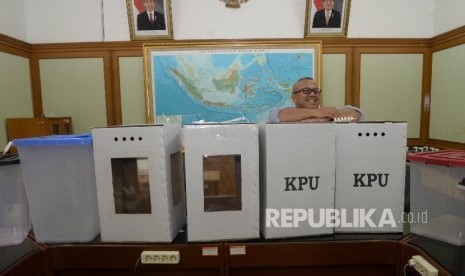 Ketua KPU Arief Budiman menunjukkan contoh alternatif bentuk kotak suara transparan terbuat dari kertas karton dan Box plastik akan digunakan dalam Pilkada serentak 2018 dan Pemilu 2019 di kantor KPU, Jakarta, Senin (7/8).