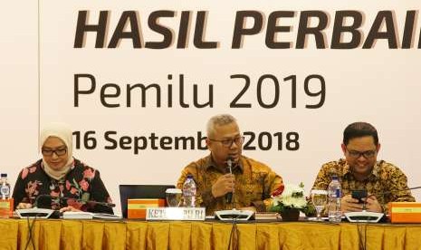 KPU Chairman Arief Budiman (center) and KPU Commissioners Evi Novida (left) and Viryan Aziz (right) attends meeting on revision of permanent voters list (DPT) at KPU office, Jakarta, Sunday (Sept 16).