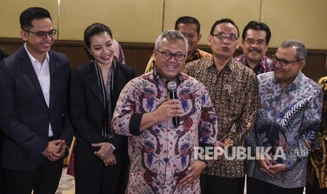 Ketua KPU Arief Budiman (tengah) memberikan keterangan kepada media usai menyaksikan Penandatanganan Pakta Integritas Panelis dan Moderator Debat Kelima Calon Presiden dan Calon Wakil Presiden Pemilu 2019 yan dilakukan oleh para panelis di Jakarta, Rabu (10/4/2019). 