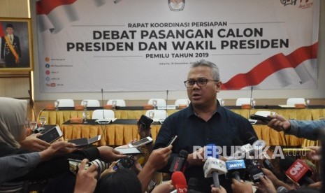 Ketua KPU Arief Budiman (tengah) memberikan keterangan pers sebelum memimpin jalannya rapat koordinasi bersama Tim Kampanye Nasional Jokowi-Ma'ruf dan Badan Pemenangan Nasional Prabowo-Sandi di Gedung KPU, Jakarta, Rabu (19/12/2018). 