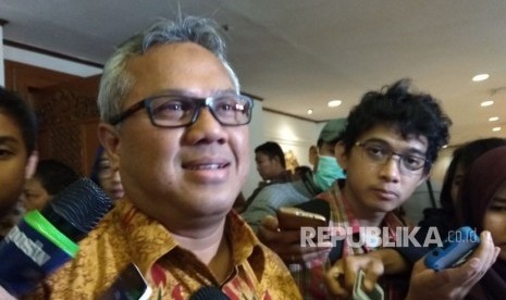 Ketua KPU,  Arief Budiman,  usai pemaparan materi Persiapan Pilkada Serentak 2018 di Sahid Jaya Hotel,  Jakarta,  Selasa (20/2). KPU mengingatkan bahwa parpol tidak boleh berkampanya untuk Pemilu sebelum 23 September. 