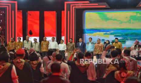 Ketua KPU berserta komisioner KPU berfoto bersama dengan para pasangan Capres-cawapres peserta Pemilu 2024 usai Debat Keempat Pilpres 2024 di Jakarta Convention Center (JCC), Jakarta, Ahad (21/1/2024). Debat Keempat Pilpres 2024 mengangkat tema terkait pembangunan berkelanjutan, sumber daya alam, lingkungan hidup, energi, pangan, agraria, masyarakat adat dan desa