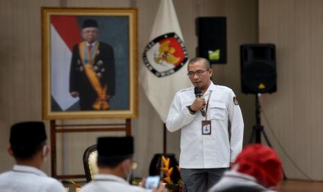 Ketua KPU Hasyim Asyari memberikan sambutan saat menerima Pendaftaran Partai Politik Calon Peserta Pemilihan Umum Tahun 2024 di Gedung KPU, Jakarta, Senin (1/8/2022). Pengamat dari lembaga survei menilai tingkat pengenalan parpol baru masih rendah.