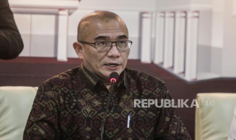 Ketua KPU Hasyim Asyari menyampaikan konferensi pers di Jakarta, Senin (13/11/2023). KPU resmi menetapkan tiga pasangan capres dan cawapres yaitu Anies Baswedan-Muhaimin Iskandar, Ganjar Pranowo-Mahfud MD dan Prabowo Subianto-Gibran Rakabuming Raka telah memenuhi syarat untuk mengikuti Pemilu 2024.