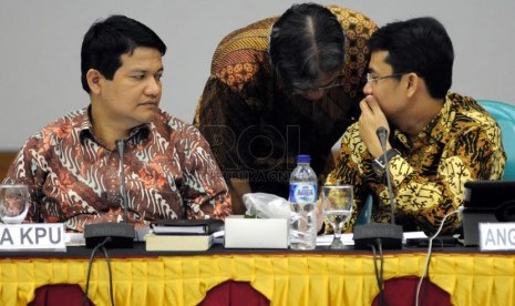 Ketua KPU Husni Kamil Malik (paling kanan) berbincang dengan sejumlah perwakilan partai politik usai rapat pleno terbuka penyempurnaan Daftar Pemilih Tetap (DPT) Pemilu 2014 di Gedung KPU, Jakarta, Selasa (25/3).