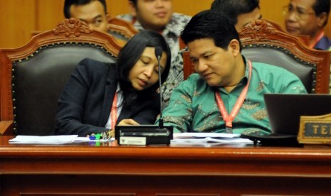 Ketua KPU Husni Kamil Manik (kanan) berbincang dengan komisioner KPU Ida Budhiati di sela sidang lanjutan Perselisihan Hasil Pemilihan Umum (PHPU) Pilpres di Gedung Mahkamah Konstitusi, Jakarta, Jumat (8/8).