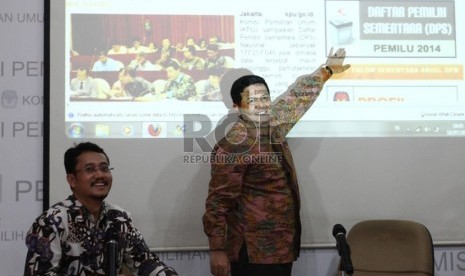  Ketua KPU Husni Kamil Manik (kanan) bersama Komisioner KPU Ferry Kurnia Rizkiyansyah (kiri), saat peluncuran daftar pemilih sementara (DPS) secara online melalui website KPU, di Jakarta, Selasa (16/7). (Republika/Adhi Wicaksono)