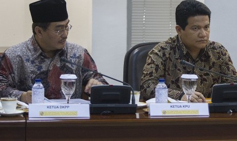 Ketua KPU Husni Kamil Manik (kanan) dan Ketua DKPP Jimly Asshiddiqie (kiri) mengikuti rapat kabinet terbatas yang membahas soal pelaksanaan Pilkada serentak tahun 2015 di Kantor Kepresidenan, Jakarta, Kamis (23/7).