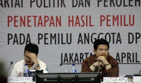 Ketua KPU Husni Kamil Manik (kanan) didampingi anggota KPU Ferry Kurnia Rizkiyansyah saat memimpin proses rekapitulasi suara nasional di kantor KPU, Jakarta, Jumat (9/5).