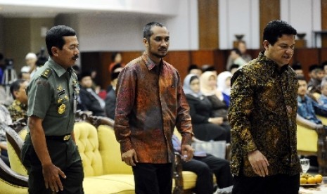 Ketua KPU Husni Kamil Manik (kanan), Ketua KPK Abraham Samad (tengah) dan Kepala Lembaga Sandi Negara Djoko Setiadi (kiri) berjalan saat akan penandatanganan kerjasama di Jakarta, Selasa (24/9).