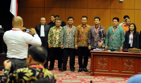 Ketua KPU Husni Kamil Manik (kedua kanan) berfoto bersama para anggota komisioner KPU dan tim kuasa hukum saat masa skors sidang lanjutan Perselisihan Hasil Pemilihan Umum (PHPU) Pilpres di Gedung Mahkamah Konstitusi, Jakarta, Jumat (8/8).