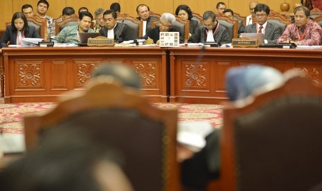 Ketua KPU Husni Kamil Manik (kedua kiri) dan anggota KPU Ida Budhiati (kiri) bersama dua anggota Bawaslu, Nasrullah (kanan) dan Nelson Simanjuntak (kedua kanan) serta tim kuasa hukum KPU mengikuti sidang lanjutan Perselisihan Hasil Pemilihan Umum (PHPU) Pi