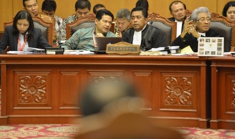 Ketua KPU Husni Kamil Manik (kedua kiri) dan anggota KPU Ida Budhiati (kiri) selaku pihak termohon didampingi dua anggota tim kuasa hukum KPU, Ali Nurdin (kedua kanan) dan Adnan Buyung Nasution (kanan) mengikuti sidang lanjutan Perselisihan Hasil Pemilihan