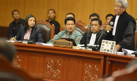 Ketua KPU Husni Kamil Manik (kedua kiri) dan anggota Ida Budhiati (kiri) menyimak tanggapan yang disampaikan kuasa hukum KPU, Adnan Buyung Nasution (kanan) pada sidang PHPU Pilpres 2014 di MK, Jakarta, Jumat (8/8).