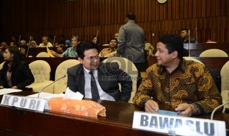 Ketua KPU, Husni Kamil Manik (kiri) berbincang bersama Ketua Bawaslu, Muhammad (kedua kiri) saat rapat dengar pendapat di Komisi II, DPR RI, Jakarta, Senin (22/6). 