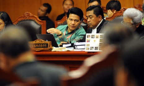 Ketua KPU Husni Kamil Manik (kiri) berbincang dengan salah satu anggota tim kuasa hukum KPUdi sela sidang lanjutan Perselisihan Hasil Pemilihan Umum (PHPU) Pilpres di Gedung Mahkamah Konstitusi, Jakarta, Jumat (8/8).