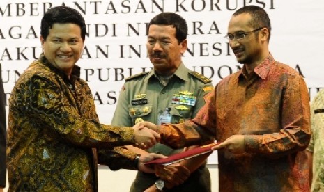 Ketua KPU Husni Kamil Manik (kiri), Ketua KPK Abraham Samad (kanan) dan Kepala Lembaga Sandi Negara Djoko Setiadi (tengah) bertukar draft penandatanganan kerjasama di Jakarta, Selasa (24/9).