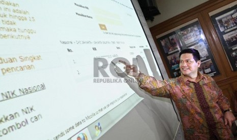  Ketua KPU Husni Kamil Manik, meluncurkan daftar pemilih sementara secara online melalui website KPU, di Jakarta, Selasa (16/7).     (Republika/Adhi Wicaksono)