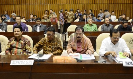 Ketua KPU Husni Kamil Manik, Menteri Dalam Negeri, Tjahjo Kumolo, Dirjen Anggaran Kemendagri Reydonnyzar Moenek dan Jaksa Agung Prasetyo (dari kiri ke kanan) menghadiri rapat gabungan bersama anggota Komisi II dan Komisi III DPR yang dipimpin Wakil Ketua D