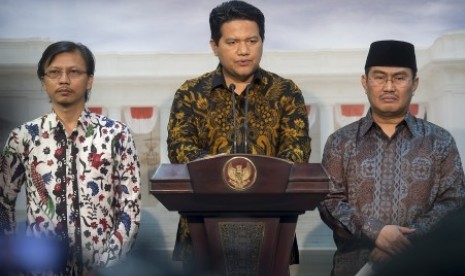 Ketua KPU Husni Kamil Manik (tengah), Ketua DKPP Jimly Asshiddiqie (kanan) dan Anggota Bawaslu Daniel Zuchron (kiri) memberikan keterangan pers usai melakukan pertemuan dengan Presiden Joko Widodo di Istana Negara, Jakarta, Selasa (3/11)